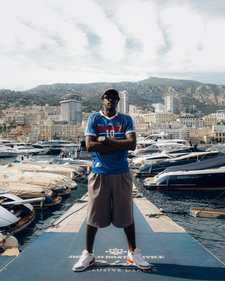 西亚卡姆摩纳哥度假开快艇，与字母哥同框现身F1赛场
