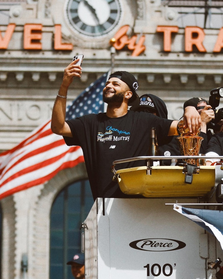 穆雷晒游行照致谢丹佛:季后赛26.1+7.1首冠到手 穆雷晒游行照致谢丹佛:季后赛26.1+7.1首冠到手