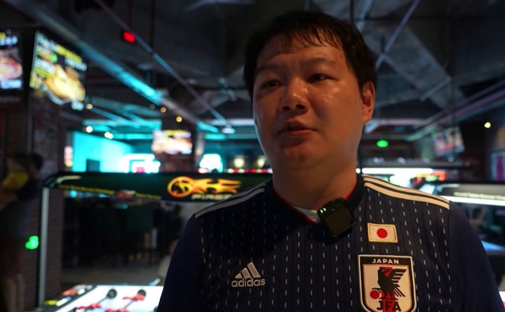 上海酒吧数十名中国球迷穿日本球衣助威：我们看《足球小将》长大