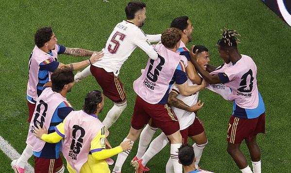 西班牙2-0法国:37场不败+6场零封,传控王朝碾压心理崩塌的蓝衣军团 西班牙2-0法国:37场不败+6场零封,传控王朝碾压心理崩塌的蓝衣军团