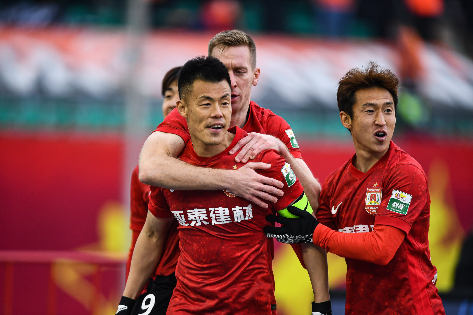 亚泰1比2泰山 连续18场不胜 谢晖变阵难破魔咒
