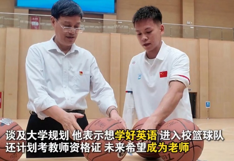 新华社：独臂篮球少年去大学报道 就读于社会体育专业 想当老师