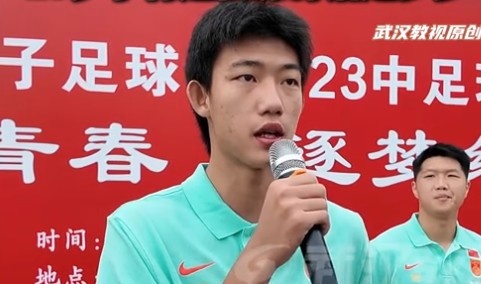 国足走进武汉第二十三中学，赵松源：希望大家保持对足球的热爱